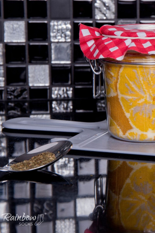 2 pares de meias coloridas em uma caixa