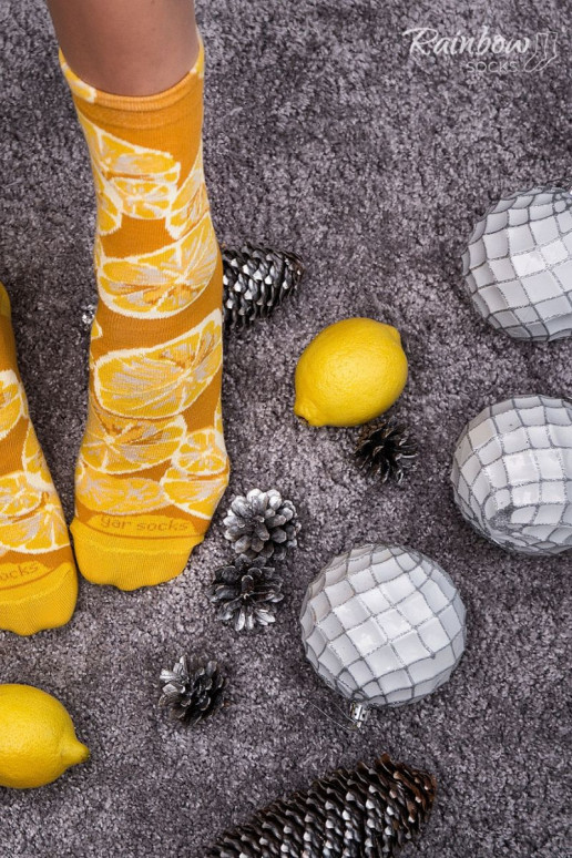 2 pares de meias coloridas em uma caixa