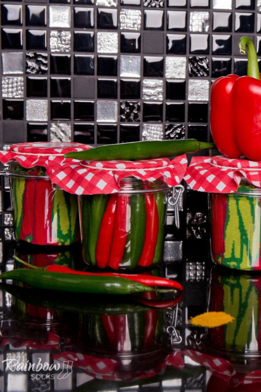 2 pares de meias coloridas em uma caixa