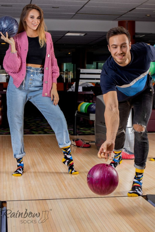 3 pares de meias coloridas em uma caixa