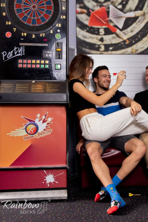 3 pares de meias coloridas em uma caixa