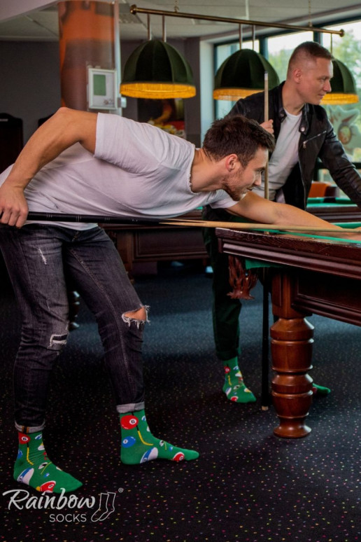 3 pares de meias coloridas em uma caixa