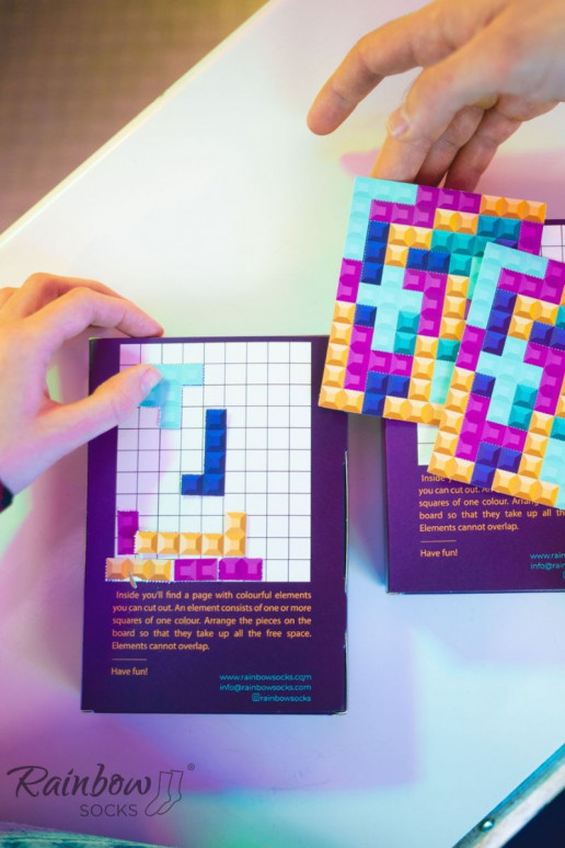 2 pares de meias coloridas em uma caixa