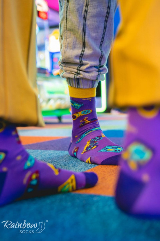 2 pares de meias coloridas em uma caixa