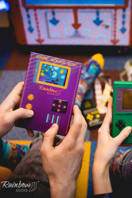 2 pares de meias coloridas em uma caixa