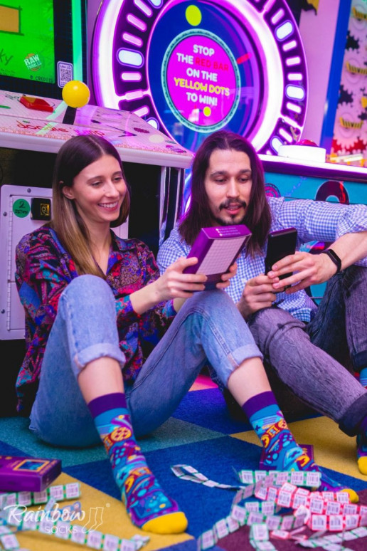 2 pares de meias coloridas em uma caixa