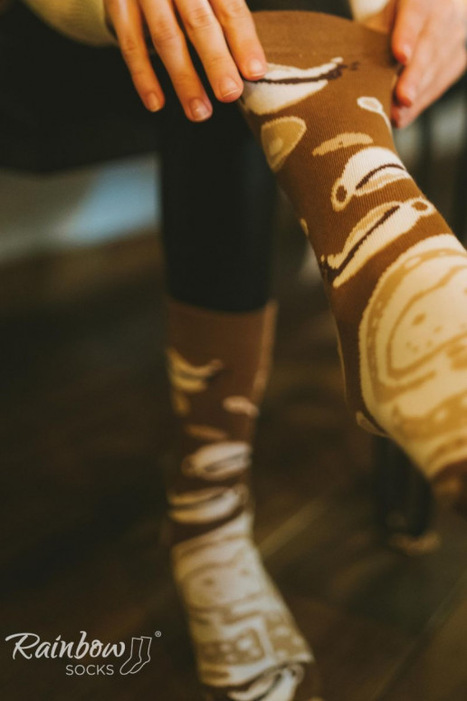 1 par de meias coloridas na cor cappuccino em caixa