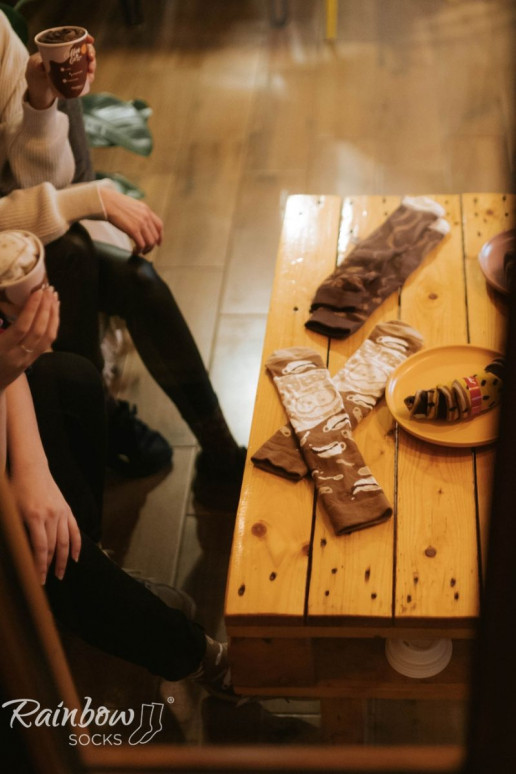 1 par de meias coloridas na cor cappuccino em caixa