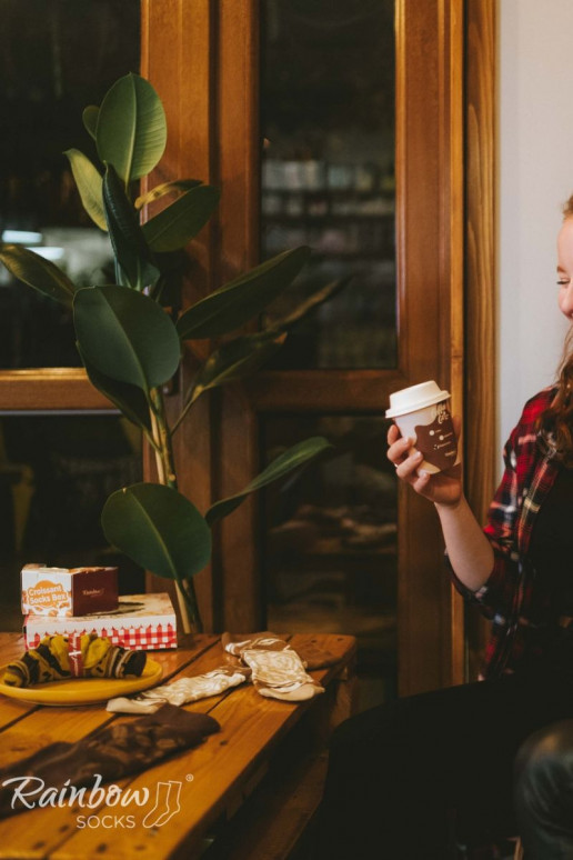 1 par de meias coloridas na cor cappuccino em caixa