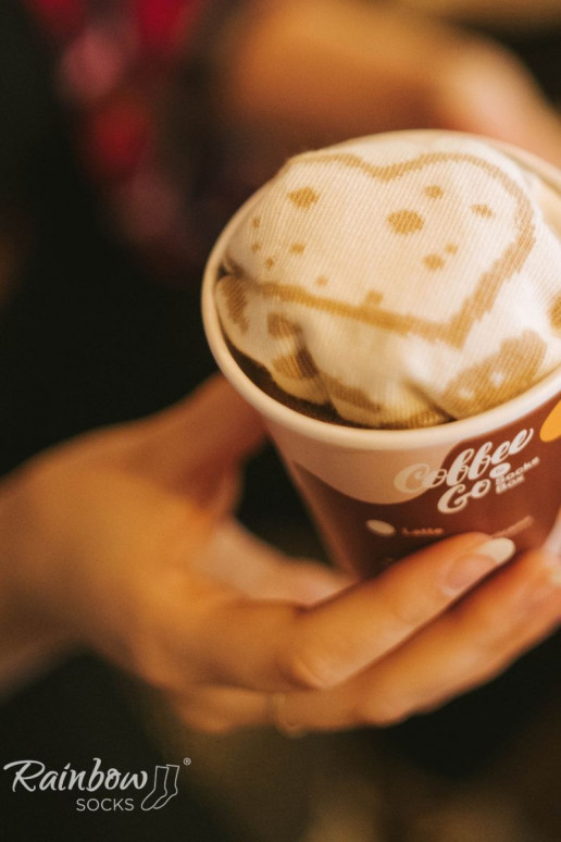 1 par de meias coloridas na cor cappuccino em caixa