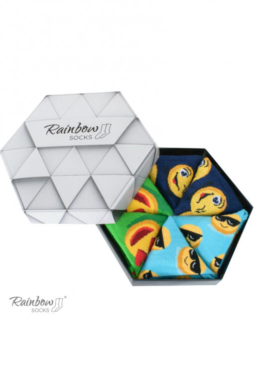 3 pares de meias coloridas em uma caixa