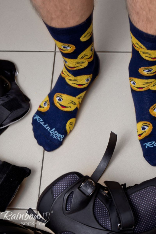 3 pares de meias coloridas em uma caixa