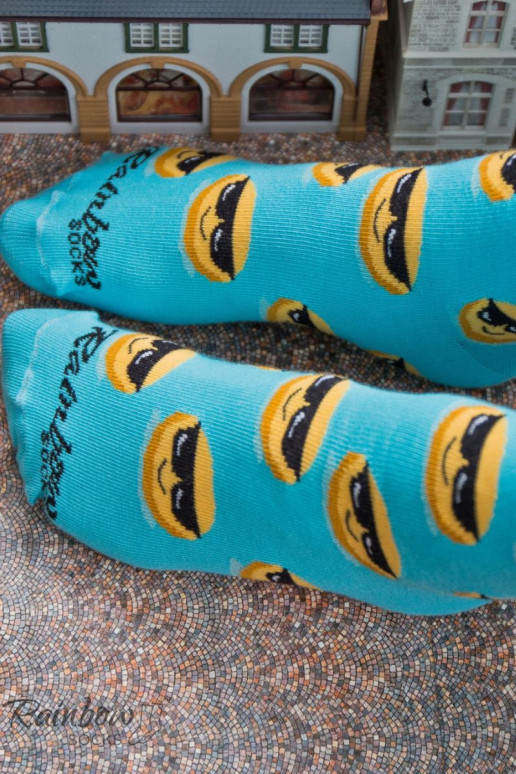 3 pares de meias coloridas em uma caixa