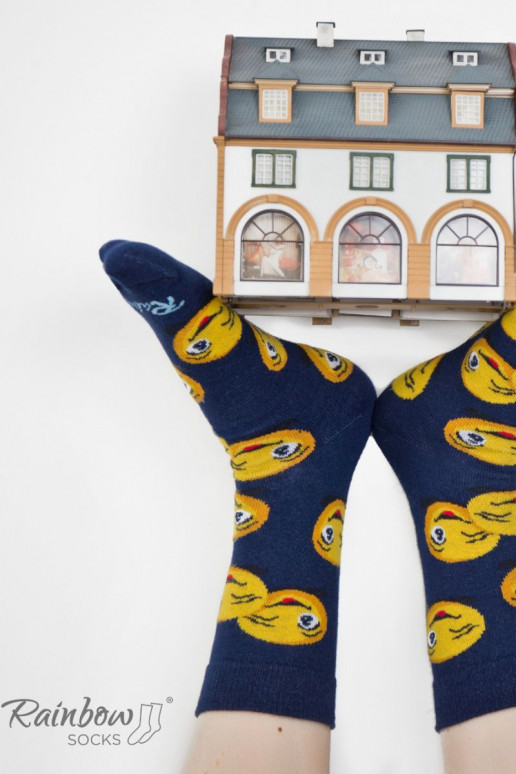 3 pares de meias coloridas em uma caixa