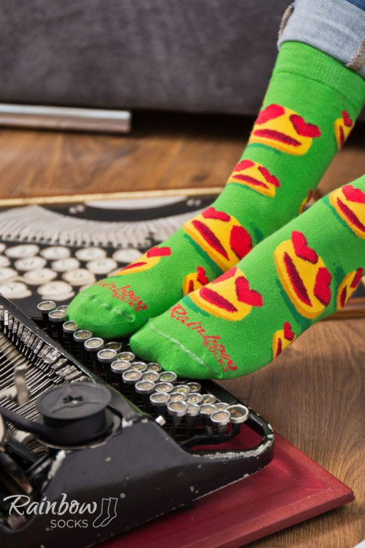 3 pares de meias coloridas em uma caixa