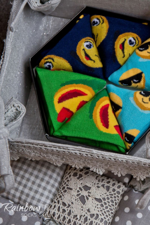 3 pares de meias coloridas em uma caixa