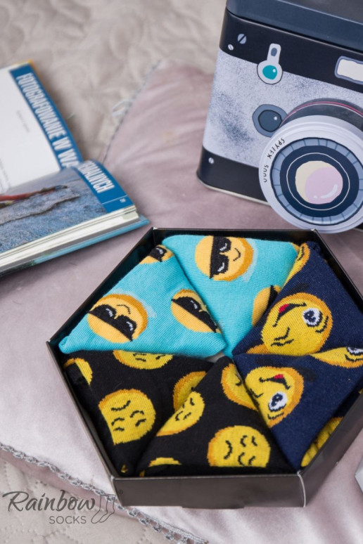 3 pares de meias coloridas em uma caixa 3 pares de meias coloridas em uma caixa