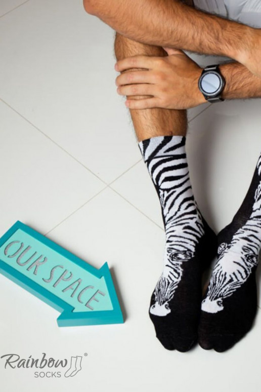 Meias coloridas em caixa preta e branca 2 pares