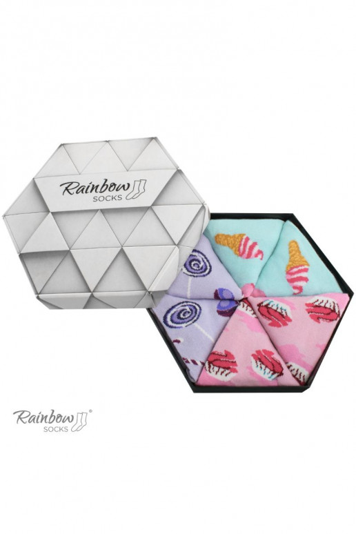 3 pares de meias coloridas em uma caixa