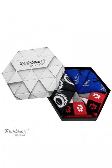 3 pares de meias coloridas em uma caixa