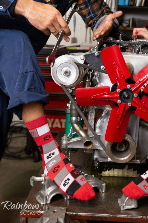 3 pares de meias coloridas em uma caixa