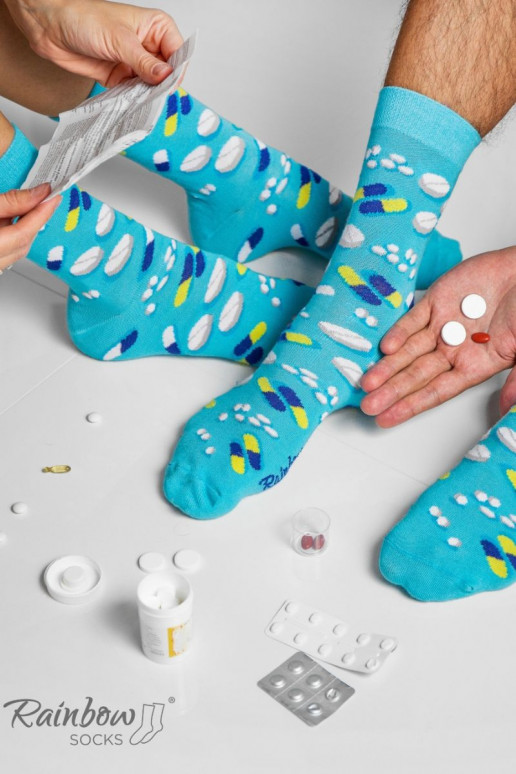 3 pares de meias coloridas em uma caixa