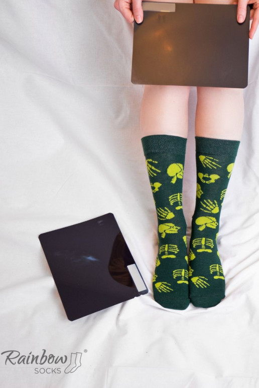 3 pares de meias coloridas em uma caixa