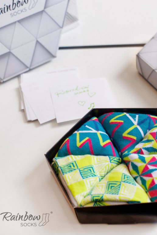 Meias coloridas com motivos geométricos 3 pares