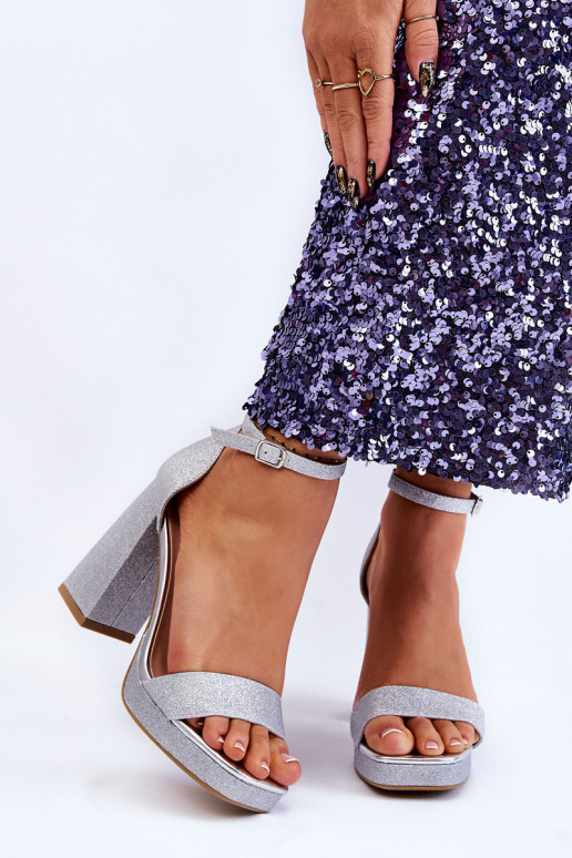 Sandálias brilhantes com salto largo em prata Calmi