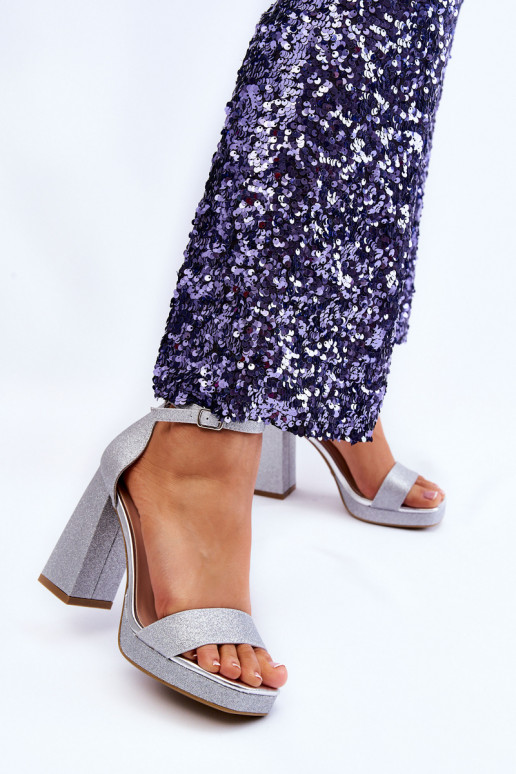 Sandálias brilhantes com salto largo em prata Calmi