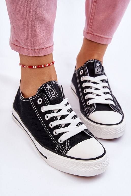Sapatos de lazer modelo clássico na cor preta com sola branca Ecoma