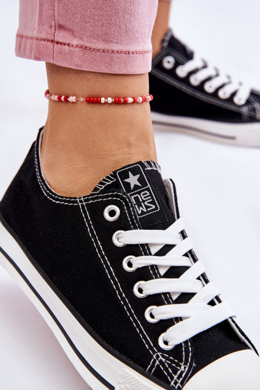 Sapatos de lazer modelo clássico na cor preta com sola branca Ecoma