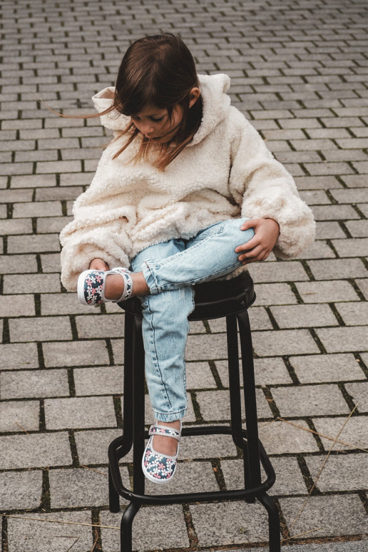 Sapatilhas infantis com motivos florais na cor azul acinzentado Noah