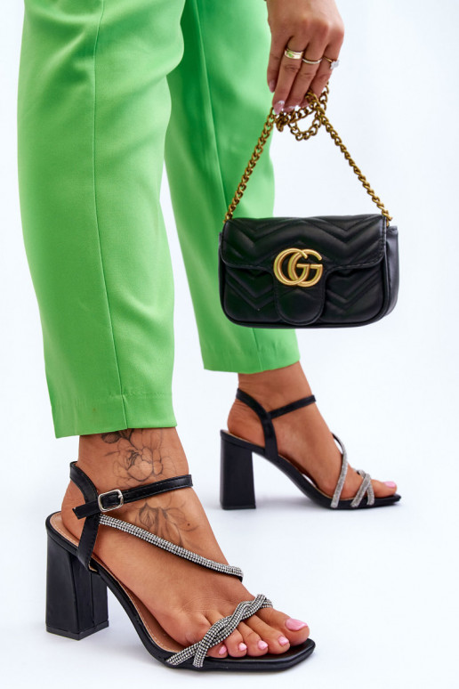 Sandálias femininas com ilhós brilhantes e salto preto Carlotta