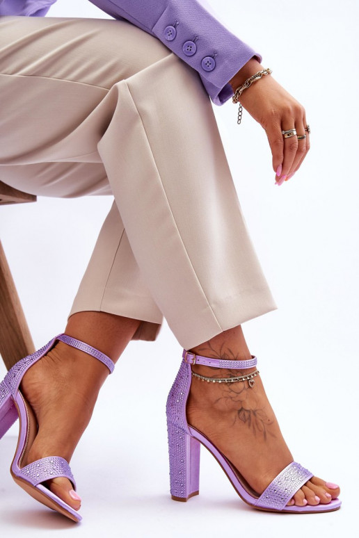 Sandálias elegantes de salto alto com ilhós brilhantes na cor Violeta Idealista Sandálias elegantes de salto alto com ilhós brilhantes na cor Violeta Idealista