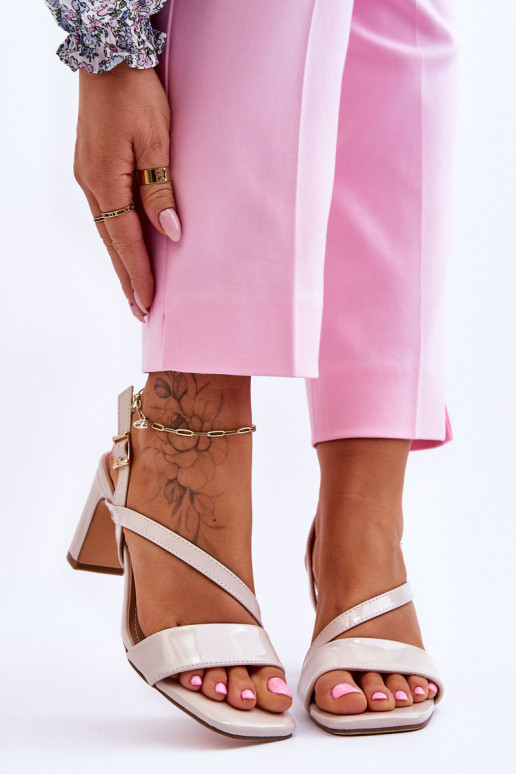 sandália Carrie bege com efeito couro envernizado sandália Carrie bege com efeito couro envernizado