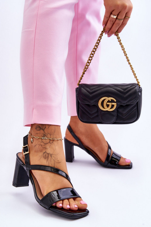 sandálias de salto alto com efeito laca em preto Carrie