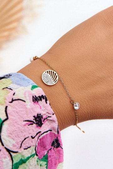 A pulseira é dourada