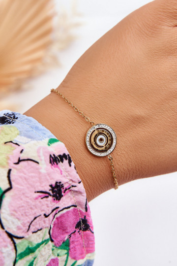 A pulseira é dourada