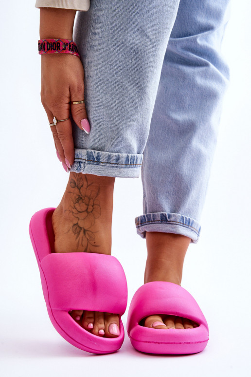 Chinelos leves com sola folheada a ouro em Milton rosa