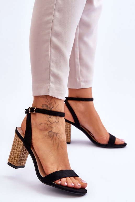 Sandálias de camurça na cor preta Selila