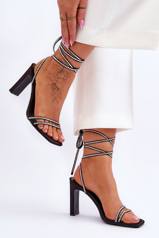 Sandálias elegantes com atacadores e rebites na cor preta Nessy Sandálias elegantes com atacadores e rebites na cor preta Nessy