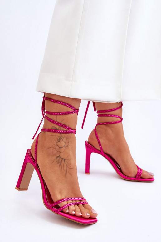 Sandálias elegantes com atacadores e rebites na cor rosa Nessy