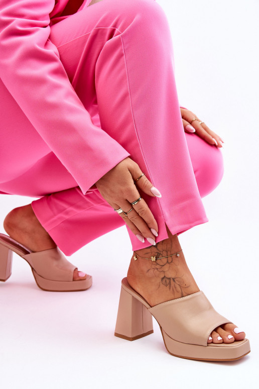 Chinelos de couro com salto bege Livesa Chinelos de couro com salto bege Livesa