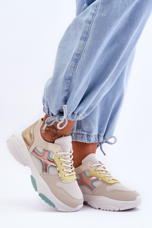 Modelo de tênis com cadarço em diversas cores da Cortes