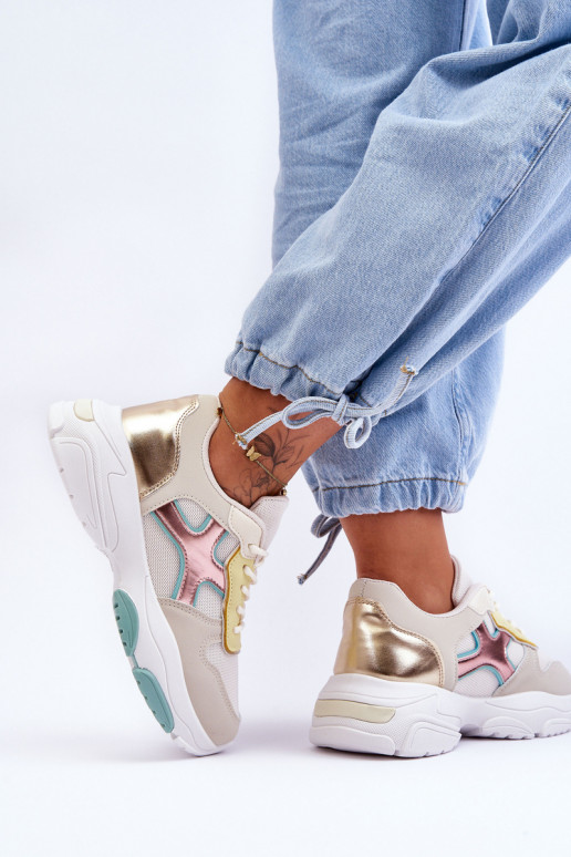 Modelo de tênis com cadarço em diversas cores da Cortes