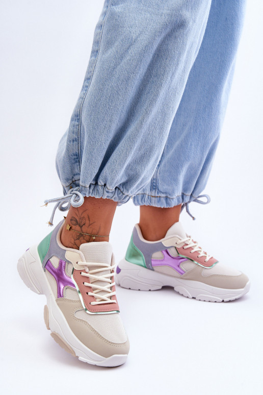 Modelo de tênis com cadarços cor bege e verde Cortes Modelo de tênis com cadarços cor bege e verde Cortes