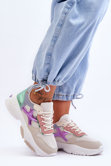 Modelo de tênis com cadarços cor bege e verde Cortes 2