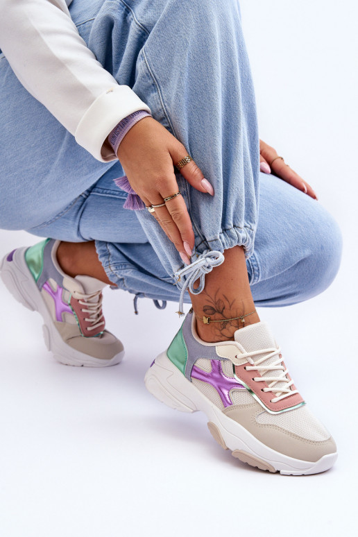 Modelo de tênis com cadarços cor bege e verde Cortes Modelo de tênis com cadarços cor bege e verde Cortes