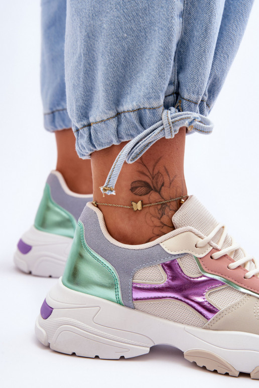 Modelo de tênis com cadarços cor bege e verde Cortes Modelo de tênis com cadarços cor bege e verde Cortes